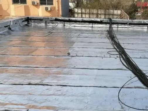 丰台卫生间漏水维修公司分享下丰台屋面楼顶防水刚性防水层施工要点。